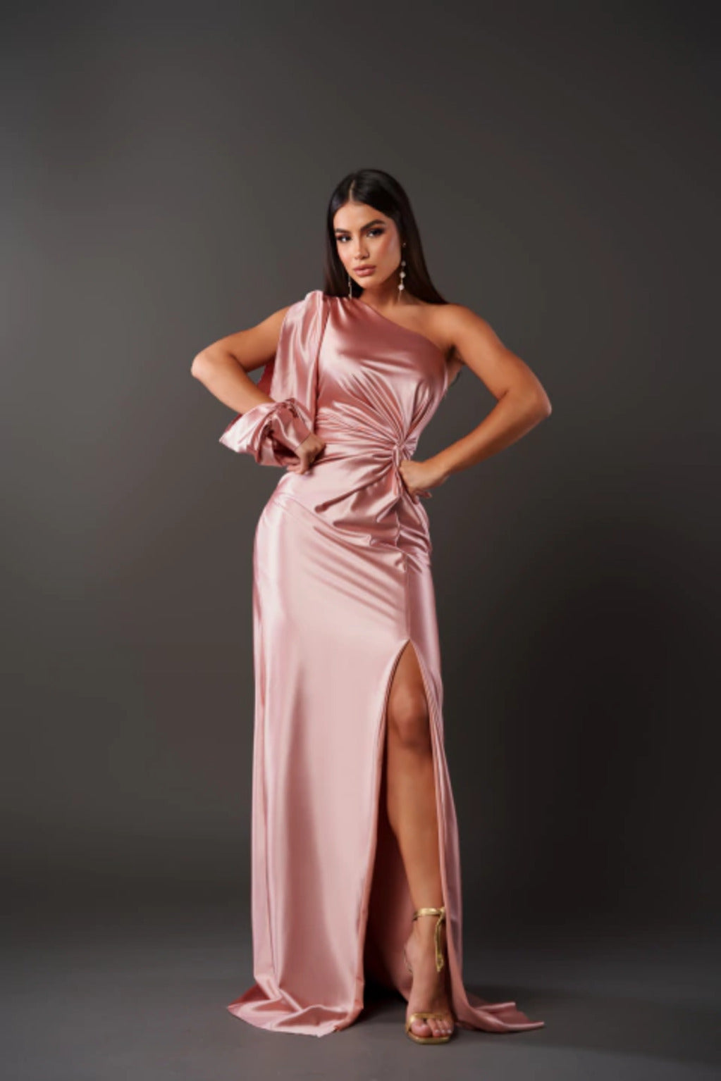 Elegantna maksi haljina s jednim rukavom