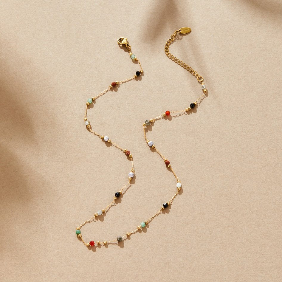 Zlatna choker ogrlica sa šarenim perlicama