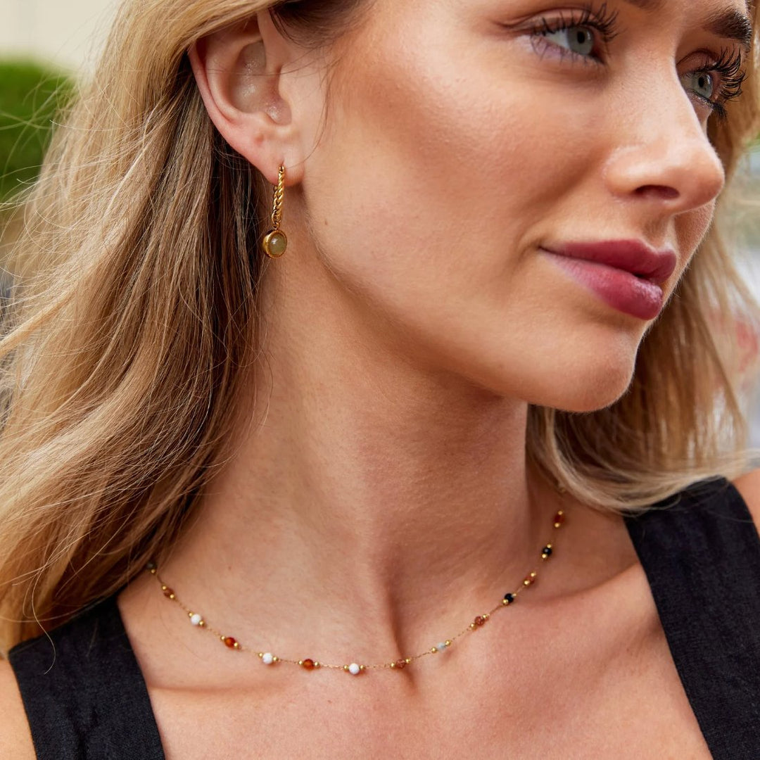 Zlatna choker ogrlica sa šarenim perlicama