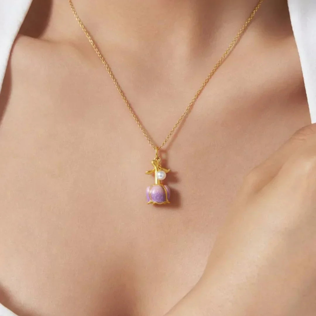 Elegantan privjesak s cvijetom